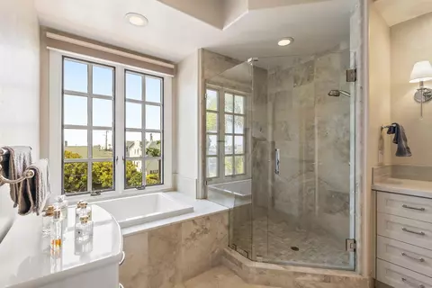 Bath - 7715 Ivanhoe Ave, La Jolla, CA 92037 photo 3 of 4