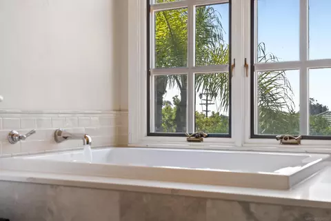 Bath - 7715 Ivanhoe Ave, La Jolla, CA 92037 photo 2 of 4