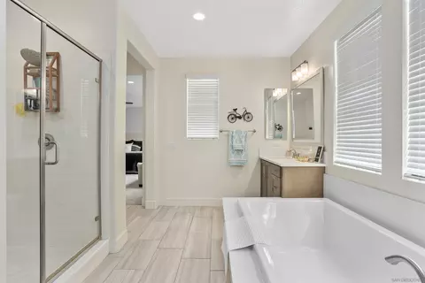 Bath - 303 Ventasso Way, Fallbrook, CA 92028 photo 3 of 3