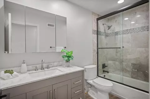 Bath - 1933 Parkdale Ln, Encinitas, CA 92024 photo 2 of 2