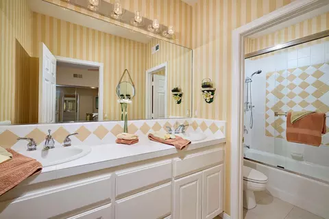 Bath - 3219 Fosca St, Carlsbad, CA 92009 photo 3 of 4
