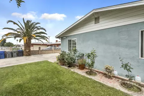 Exterior - 44638 2nd St E, Lancaster, CA 93535 photo 4 of 6