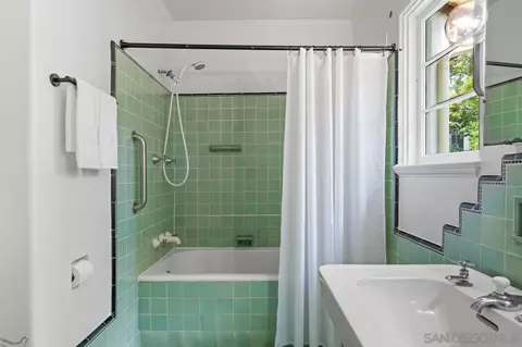 Bath - 7316 Encelia Dr, La Jolla, CA 92037 photo 4 of 4