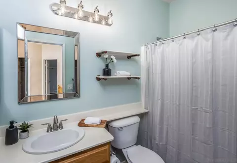 Bath - 1153 Pacifica Pl, Encinitas, CA 92024 photo 2 of 4