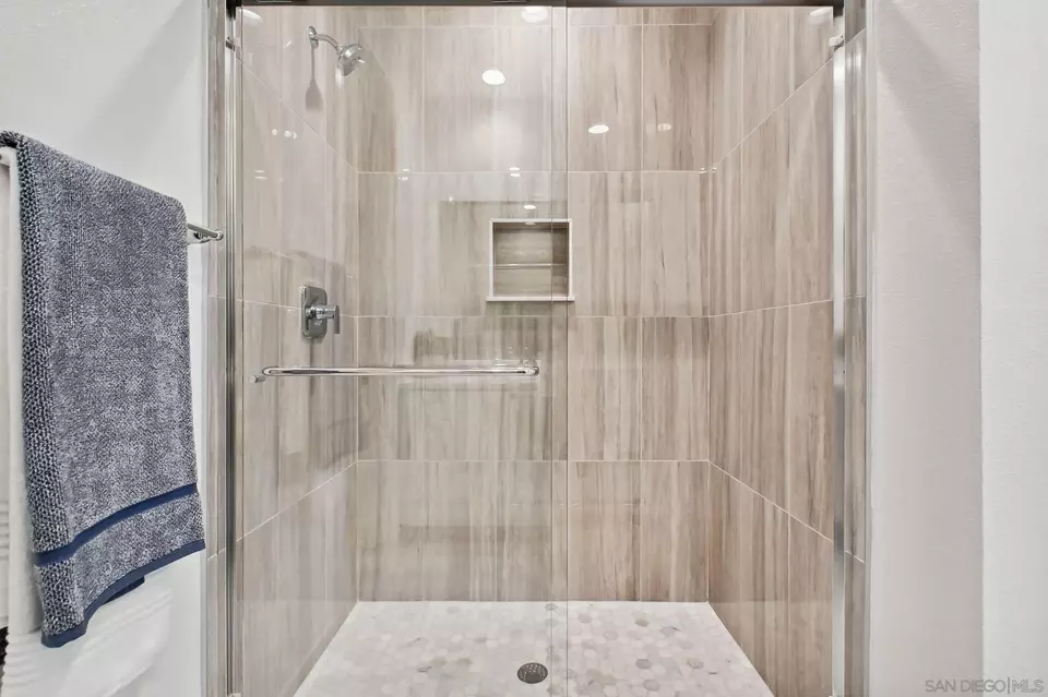 Bath - 2581 Broom Ln, Carlsbad, CA 92008 photo 4 of 5