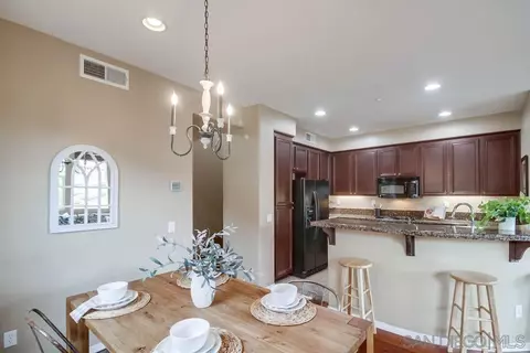 Dining - 43 Via Sovana, Santee, CA 92071 photo 1 of 2