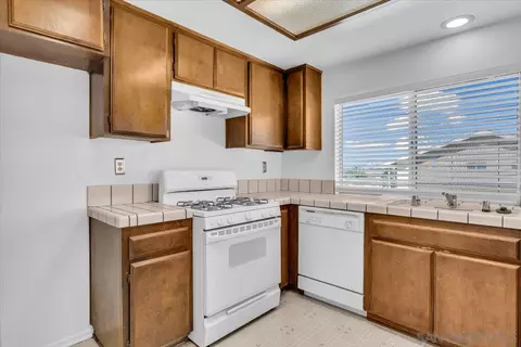 Kitchen - 15209 Mauna Loa, Hesperia, CA 92345 photo 1 of 2