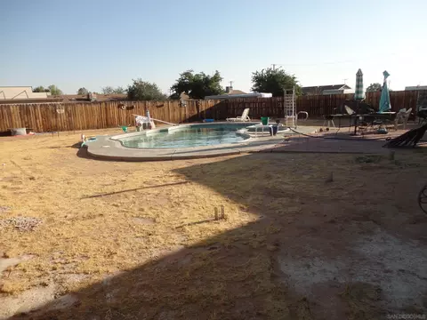 Exterior - 22545 El Centro Rd, Apple Valley, CA 92307 photo 5 of 12