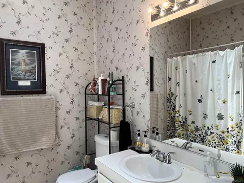 Bath - 22545 El Centro Rd, Apple Valley, CA 92307 photo 1 of 5