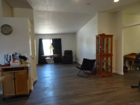 Living - 22545 El Centro Rd, Apple Valley, CA 92307 photo 3 of 4