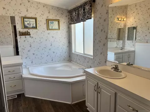 Bath - 22545 El Centro Rd, Apple Valley, CA 92307 photo 5 of 5