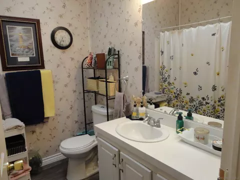 Bath - 22545 El Centro Rd, Apple Valley, CA 92307 photo 2 of 5
