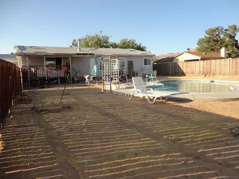 Exterior - 22545 El Centro Rd, Apple Valley, CA 92307 photo 6 of 12
