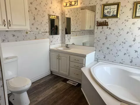 Bath - 22545 El Centro Rd, Apple Valley, CA 92307 photo 4 of 5
