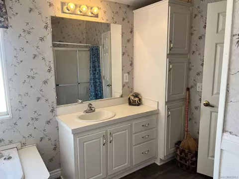 Bath - 22545 El Centro Rd, Apple Valley, CA 92307 photo 3 of 5