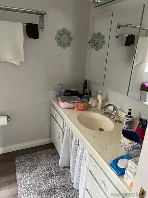 Bath - 873 Terra Ln, El Cajon, CA 92019 photo 2 of 3