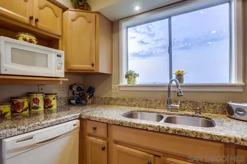 Kitchen - 1010 Turnstone Way, Oceanside, CA 92057 photo 3 of 6