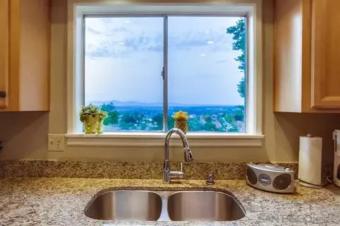 Kitchen - 1010 Turnstone Way, Oceanside, CA 92057 photo 4 of 6