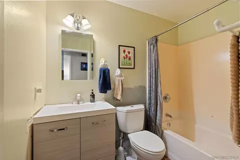 Bath - 1261 Sorrento Pl, Escondido, CA 92027 photo 2 of 2