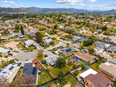 View/Area - 1261 Sorrento Pl, Escondido, CA 92027 photo 6 of 8