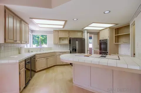 Kitchen - 14258 Arbolitos Dr, Poway, CA 92064 photo 5 of 6