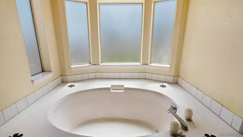 Bath - 2075 Boulder Oaks Rd, Potrero, CA 91963 photo 3 of 6