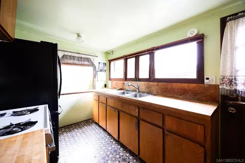 Kitchen - 890 Capri Rd, Encinitas, CA 92024 photo 1 of 1