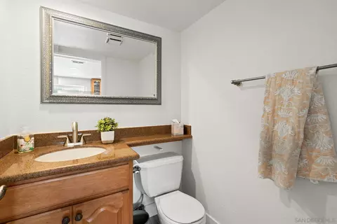 Bath - 12753 Aspen Ct, Poway, CA 92064 photo 4 of 10