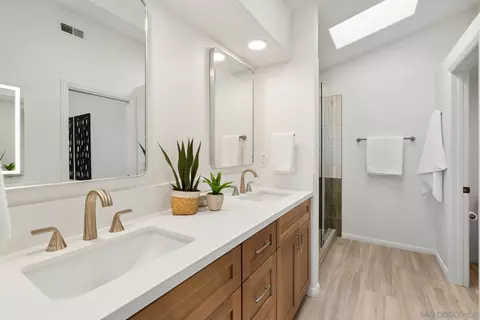 Bath - 12753 Aspen Ct, Poway, CA 92064 photo 6 of 10