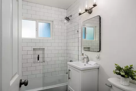 Bath - 1004 California St, Oceanside, CA 92054 photo 1 of 1