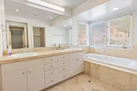 Bath - 27615 Alps Ln, Escondido, CA 92026 photo 3 of 3