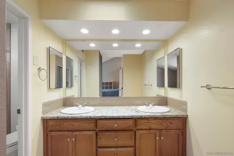 Bath - 677 Summer View Cir, Encinitas, CA 92024 photo 4 of 5