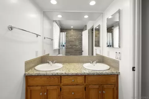 Bath - 677 Summer View Cir, Encinitas, CA 92024 photo 2 of 5