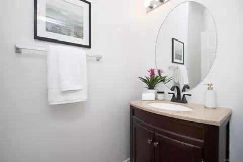 Bath - 1718 Dancer Pl, Escondido, CA 92026 photo 4 of 4