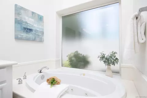 Bath - 1718 Dancer Pl, Escondido, CA 92026 photo 2 of 4