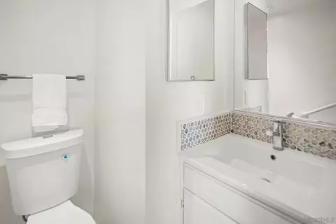 Bath - 426 Palm Ave, Coronado, CA 92118 photo 4 of 4