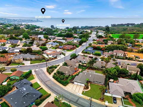 8820 Nottingham Pl, La Jolla, CA 92037 photo 2