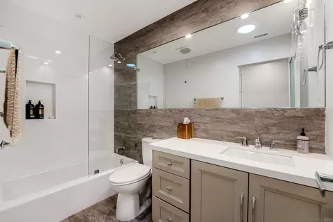 8820 Nottingham Pl, La Jolla, CA 92037 photo 13