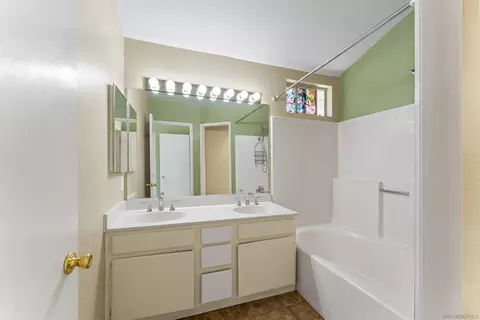 Bath - 2454 Hialeah Ln, Alpine, CA 91901 photo 3 of 4