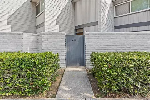 Exterior - 744 Olive Ave, Coronado, CA 92118 photo 8 of 8
