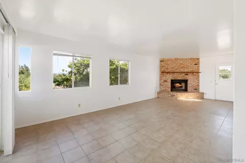 Living - 965 Highland Dr, Vista, CA 92083 photo 5 of 7