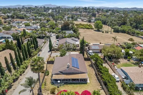 577 Grapevine Ct, Vista, CA 92083