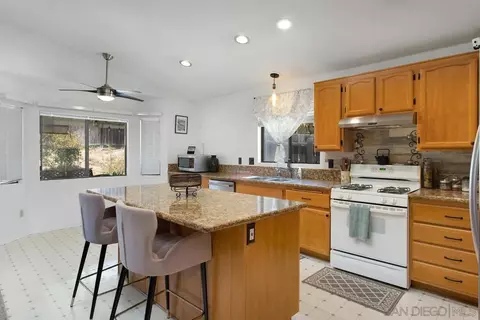 Kitchen - 577 Grapevine Ct, Vista, CA 92083 photo 3 of 5