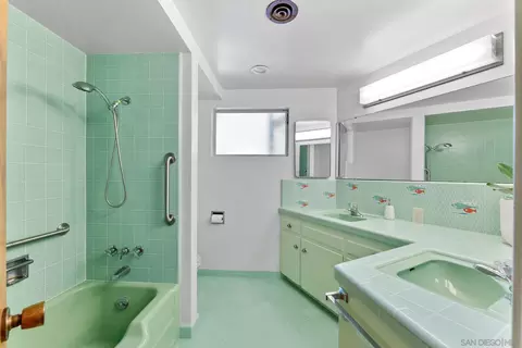 Bath - 4936 Alzeda Dr, La Mesa, CA 91941 photo 3 of 4