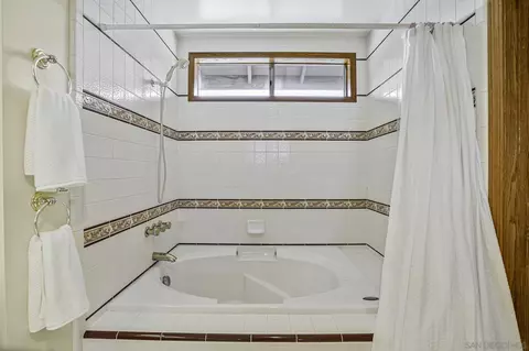 Bath - 14051 Fiddletown Rd, Poway, CA 92064 photo 3 of 4