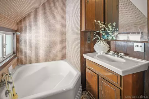 Bath - 1022 Park Pl, Coronado, CA 92118 photo 4 of 4