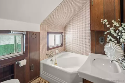 Bath - 1022 Park Pl, Coronado, CA 92118 photo 3 of 4