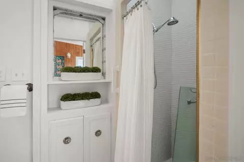 Bath - 1022 Park Pl, Coronado, CA 92118 photo 2 of 4