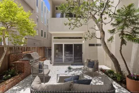 Exterior - 1229 Roslyn Ln, La Jolla, CA 92037 photo 7 of 9