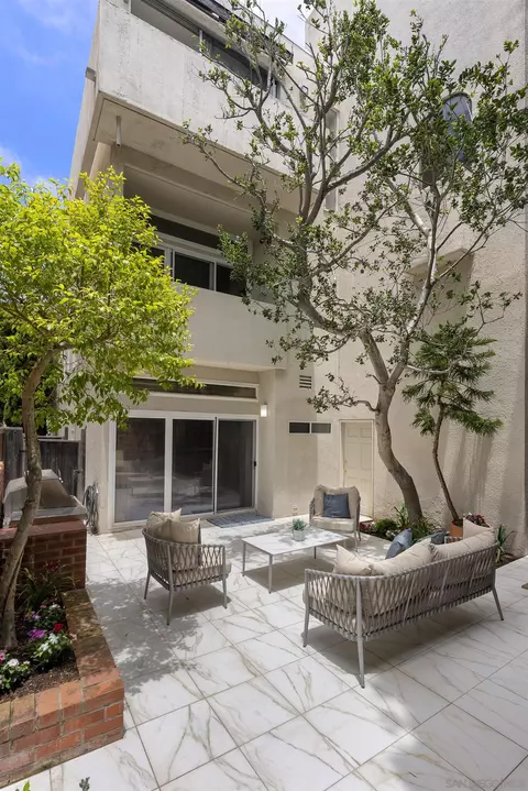 Exterior - 1229 Roslyn Ln, La Jolla, CA 92037 photo 6 of 9